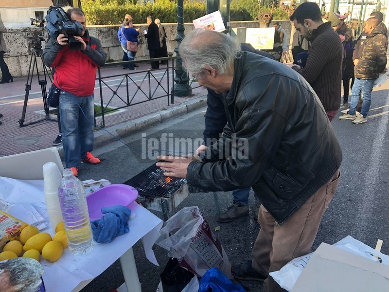 Η ΠΟΕΔΗΝ με ψησταριές και σουβλάκια έξω από τη Βουλή -Νέα διαμαρτυρία για την Υγεία [εικόνες & βίντεο] | iefimerida.gr 2
