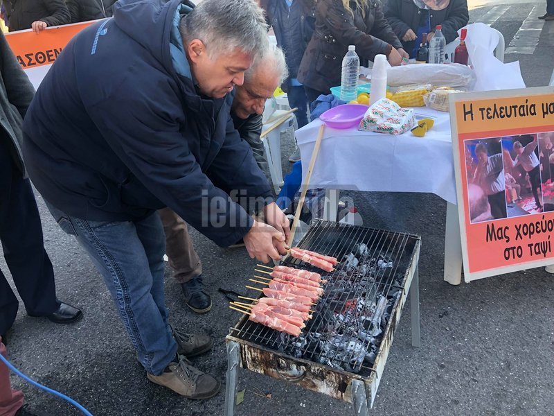 Η ΠΟΕΔΗΝ με ψησταριές και σουβλάκια έξω από τη Βουλή -Νέα διαμαρτυρία για την Υγεία [εικόνες & βίντεο] | iefimerida.gr 4