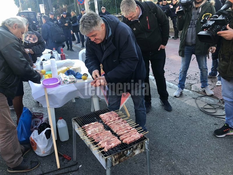 Η ΠΟΕΔΗΝ με ψησταριές και σουβλάκια έξω από τη Βουλή -Νέα διαμαρτυρία για την Υγεία [εικόνες & βίντεο] | iefimerida.gr 3