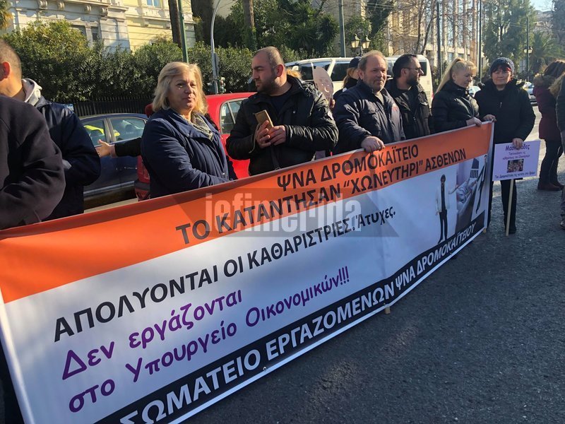 Η ΠΟΕΔΗΝ με ψησταριές και σουβλάκια έξω από τη Βουλή -Νέα διαμαρτυρία για την Υγεία [εικόνες & βίντεο] | iefimerida.gr 0