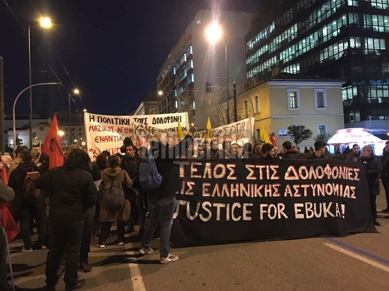 Πορεία στο κέντρο της Αθήνας για τον θάνατο Νιγηριανού μετανάστη στο ΑΤ Ομονοίας [εικόνες] | iefimerida.gr 2