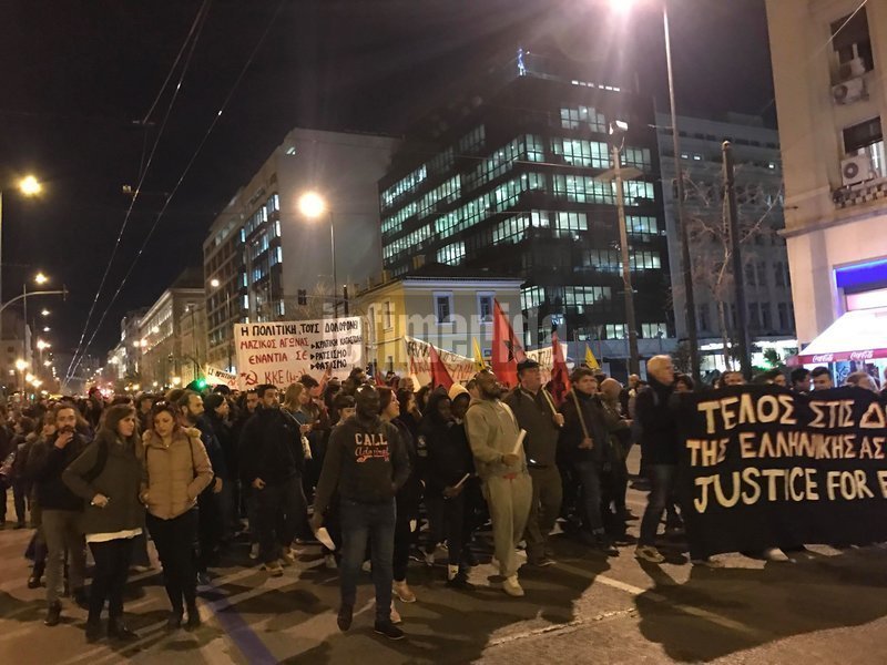 Πορεία στο κέντρο της Αθήνας για τον θάνατο Νιγηριανού μετανάστη στο ΑΤ Ομονοίας [εικόνες] | iefimerida.gr 4