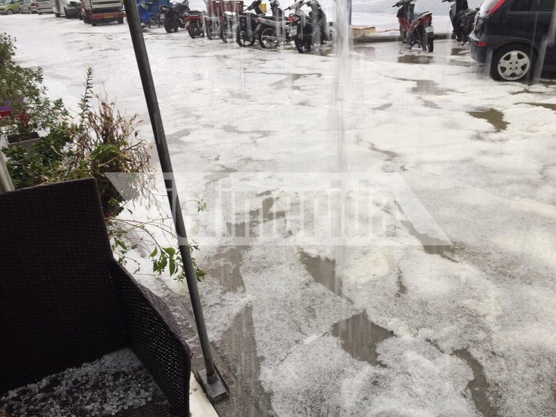 Ο Πόρος πνίγηκε στο χαλάζι και τη βροχή -Ασπρισαν τα πεζοδρόμια, χείμαρροι οι δρόμοι [εικόνες & βίντεο]  | iefimerida.gr 4