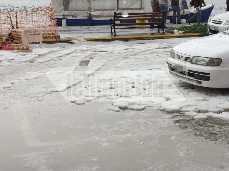Το χαλάζι σχημάτισε στο οδόστρωμα μεγάλα κομμάτια πάγου