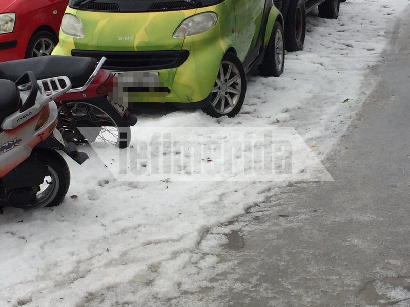 Γύρω γύρω από τα παρκαρισμένα ΙΧ ο δρόμος είναι γεμάτος χαλάζι