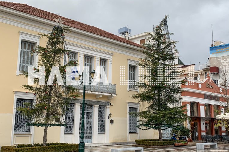 Οι κάτοικοι δεν μπορούν να εξηγήσουν γιατί ο δήμος δεν έχει ξεστολίσει ακόμη τα δέντρα