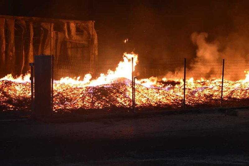 Στο σημείο έσπευσαν 14 πυροσβεστικά οχήματα