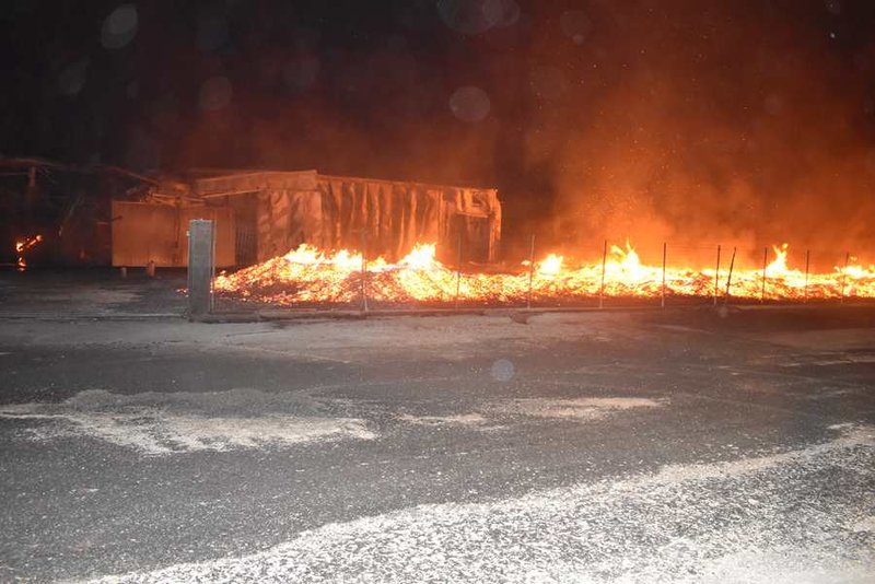 Υπό μερικό έλεγχο τέθηκε η φωτιά που ξέσπασε σε εργοστάσιο ξυλείας στη Λάρισα