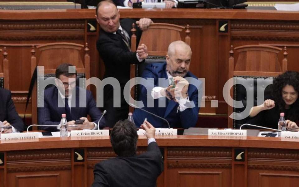 Επεισόδιο στην αλβανική Βουλή -Πέταξαν μελάνι στο πρόσωπο του Εντι Ράμα [βίντεο]  | iefimerida.gr 0