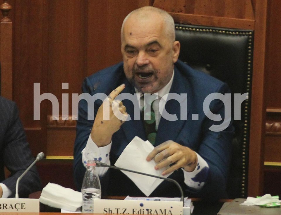 Επεισόδιο στην αλβανική Βουλή -Πέταξαν μελάνι στο πρόσωπο του Εντι Ράμα [βίντεο]  | iefimerida.gr 1