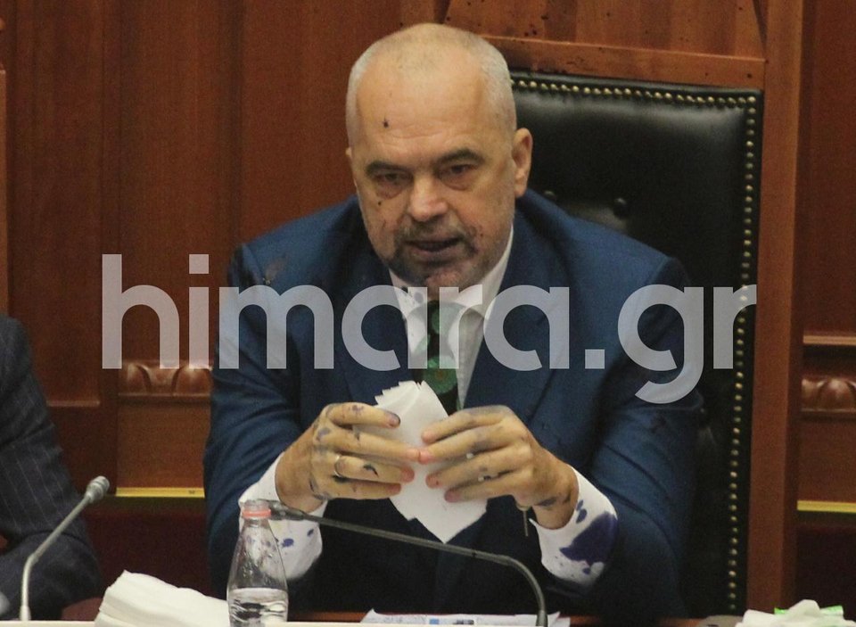 Επεισόδιο στην αλβανική Βουλή -Πέταξαν μελάνι στο πρόσωπο του Εντι Ράμα [βίντεο]  | iefimerida.gr 2