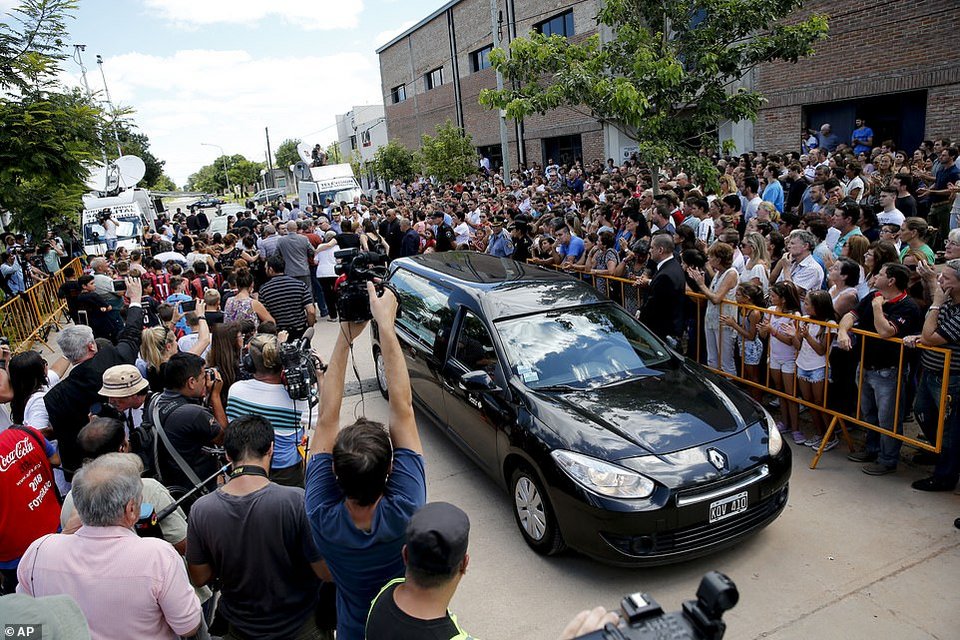Ράγισαν καρδιές στην κηδεία του Εμιλιάνο Σάλα -Ηταν όλοι εκεί για το στερνό αντίο [εικόνες] | iefimerida.gr 0