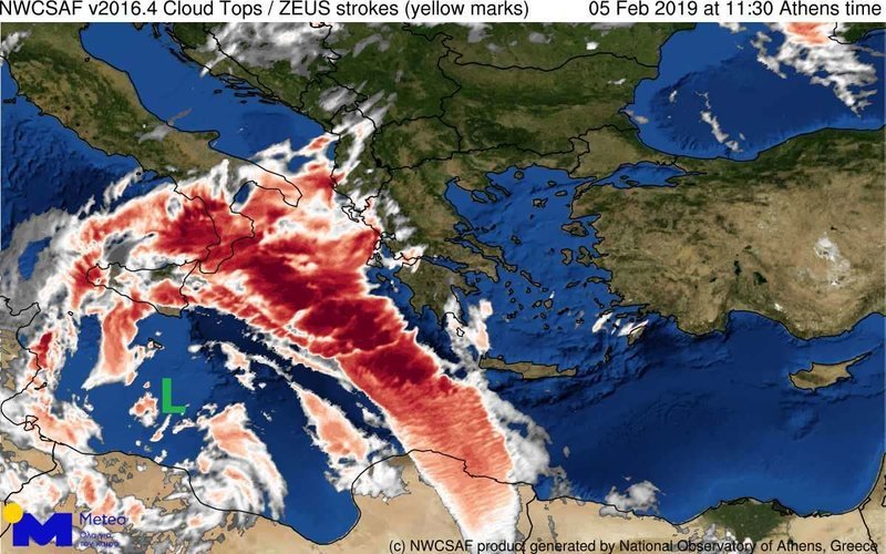 Η θέση του βαρομετρικού χαμηλού και όπως διακρίνεται από τη δορυφορική εικόνα, τις πρωινές ώρες της Τρίτης / Πηγή: meteo.gr