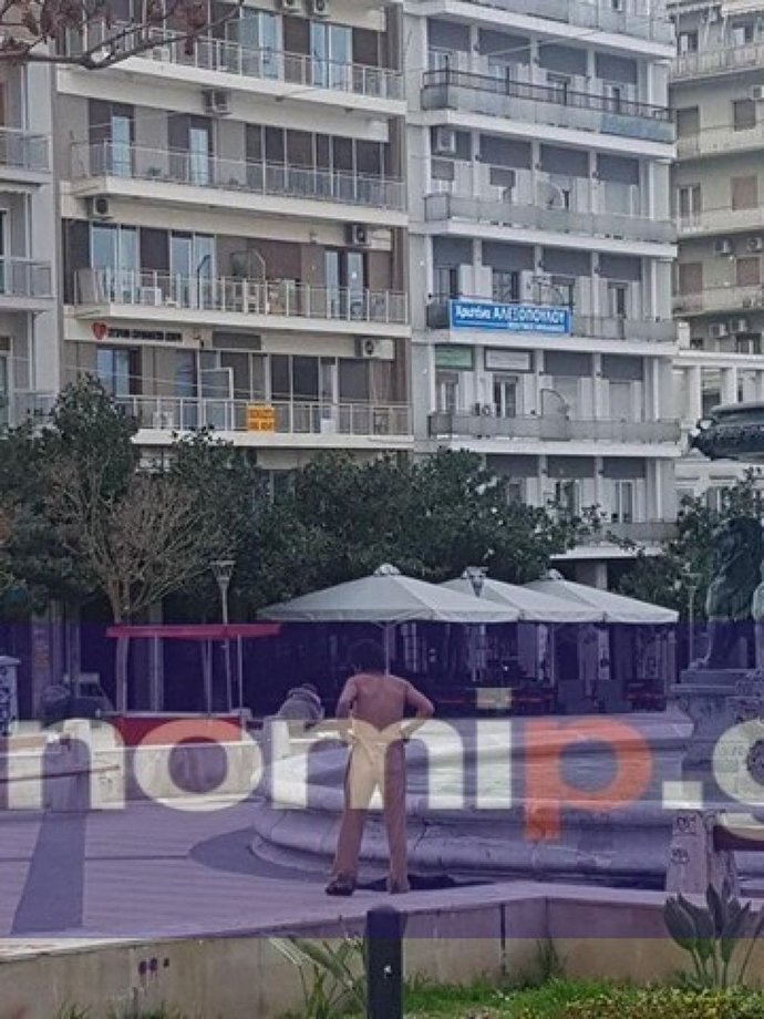 Αστεγος έβγαλε όλα του τα ρούχα και μπήκε σε σιντριβάνι της Πάτρας για να πλυθεί [εικόνα] | iefimerida.gr 0