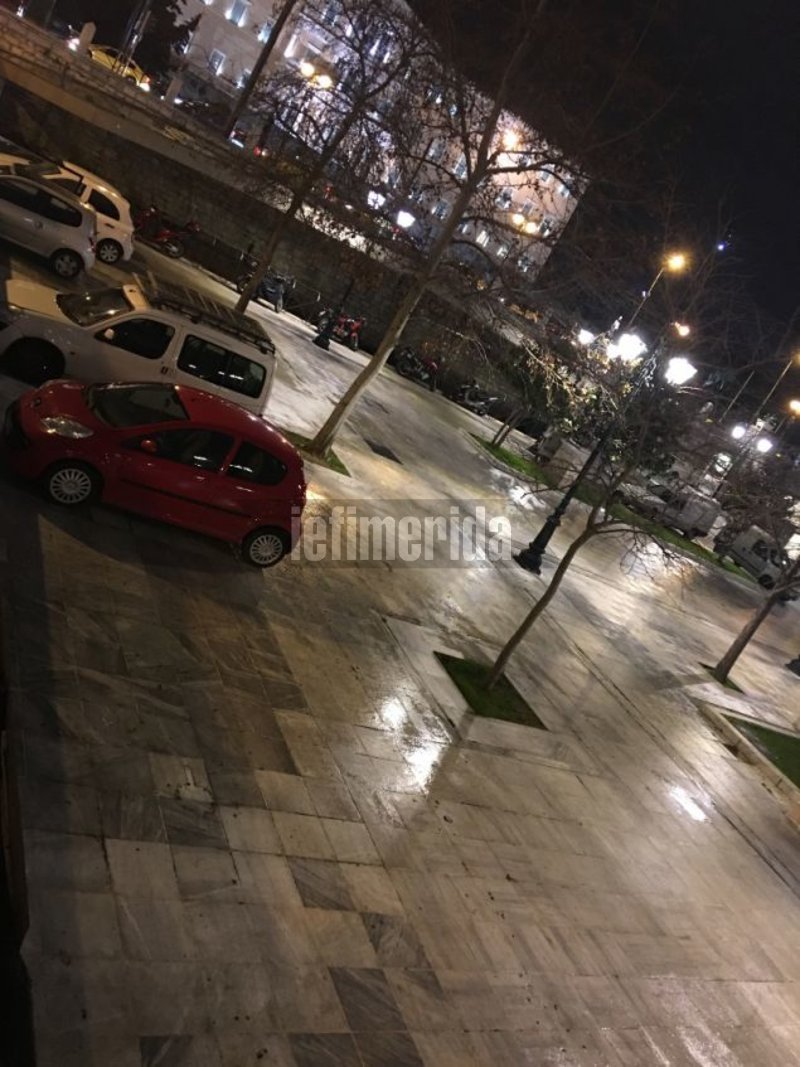 Μετέτρεψαν σε... πάρκινγκ την πλατεία Συντάγματος [εικόνες] | iefimerida.gr 0