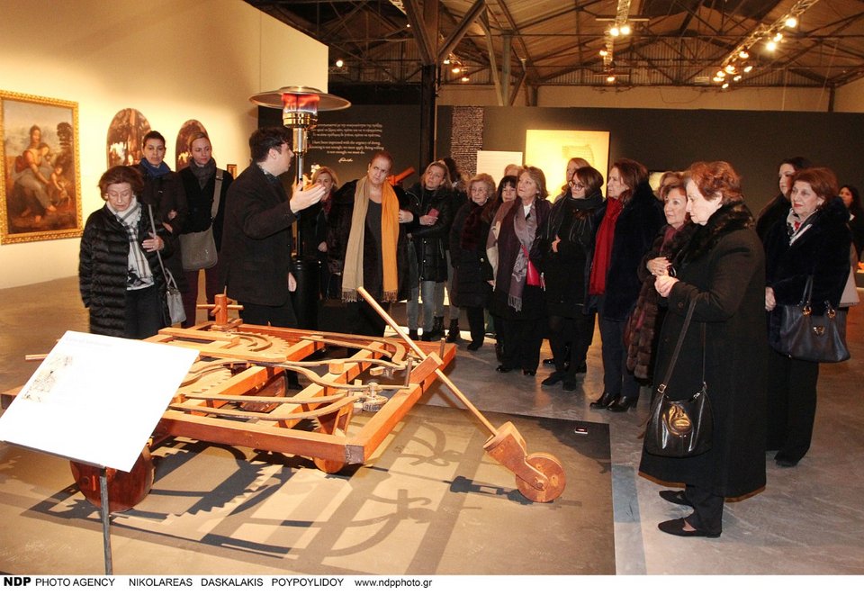 Η σύζυγος του Προκόπη Παυλόπουλου, με τις φίλες της, στην έκθεση για τον Ντα Βίντσι [εικόνες] | iefimerida.gr 3