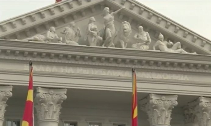 Αφαιρέθηκε το «Δημοκρατία της Μακεδονίας» από το κτίριο της κυβέρνησης στα Σκόπια