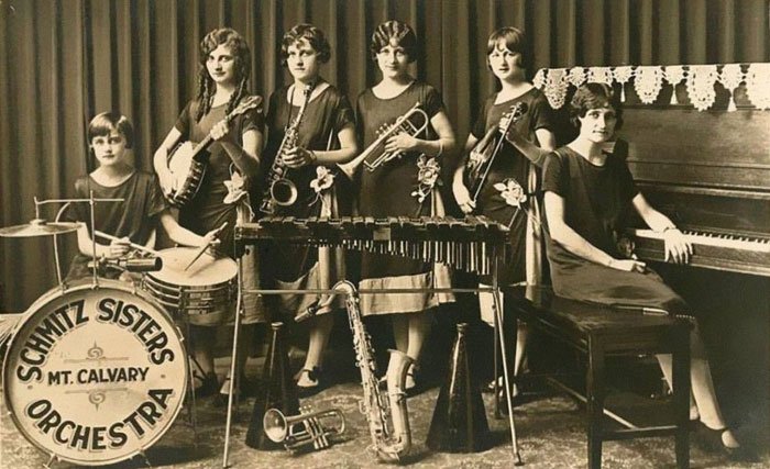 Το συγκρότημα «Smith Sisters Orchestra», αποτελούμενο από τις 7 αδερφές
