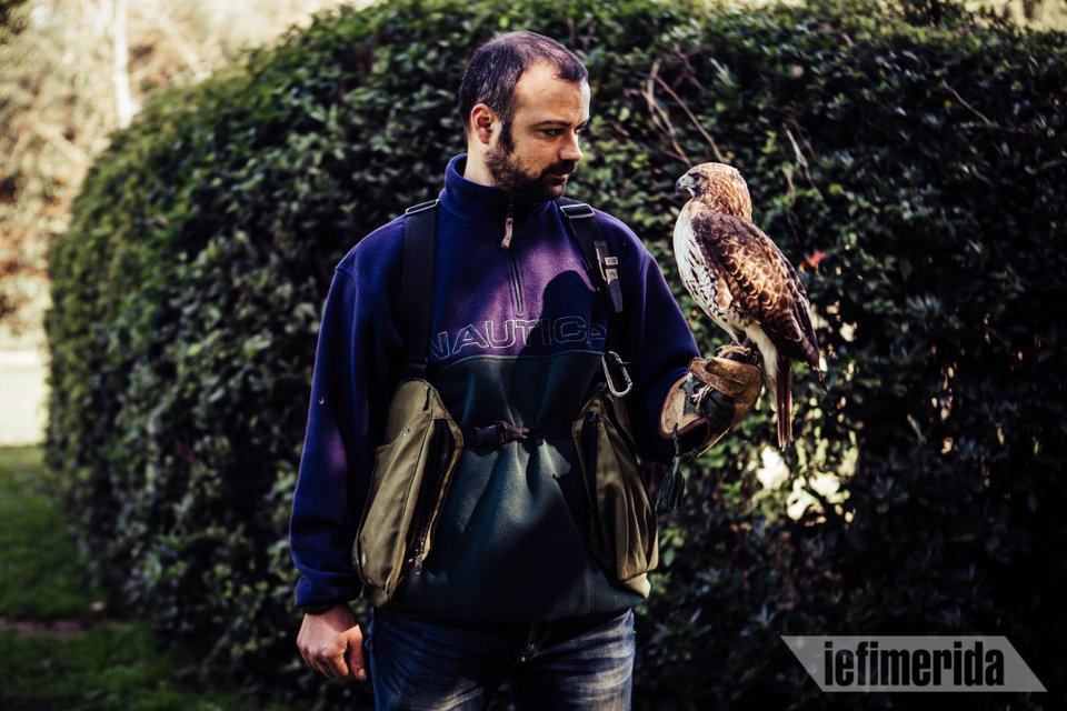 Η Ζήνα με τον εκπαιδευτή της.