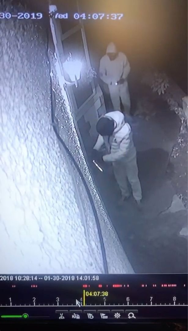 Κάμερα ασφαλείας δείχνει τη νέα τεχνική των διαρρηκτών για να μπουκάρουν σε σπίτια γρήγορα και αθόρυβα [εικόνες] | iefimerida.gr 0