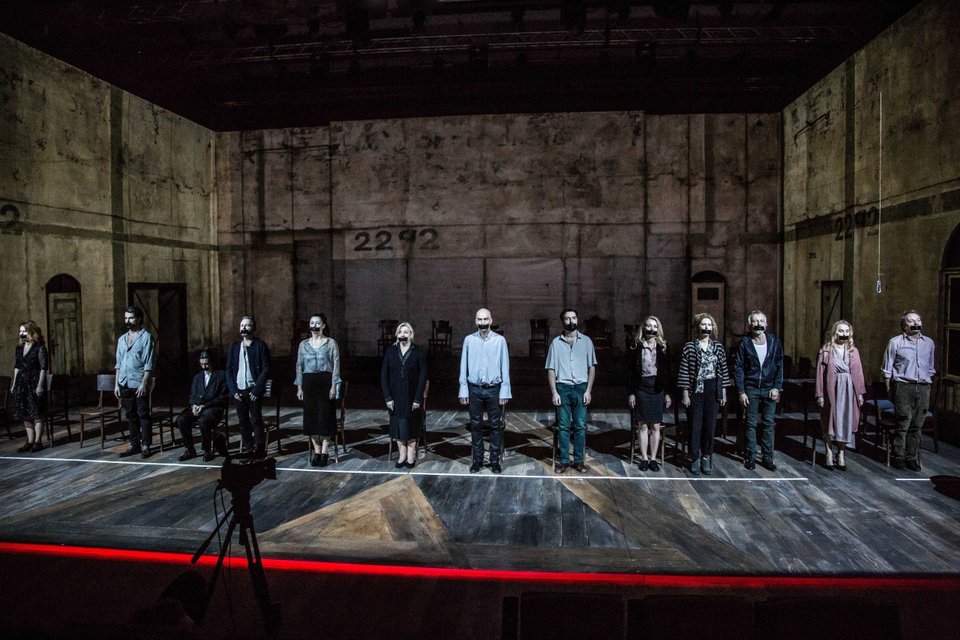 Μαύρες ταινίες σφραγίζουν τα στόματα των δεκαεπτά πρωταγωνιστών του, που καταγγέλλουν την καταπάτηση της ελευθερίας έκφρασης, την κρατική διαφθορά, τη συντριβή του πολίτη σε μια καφκική χώρα