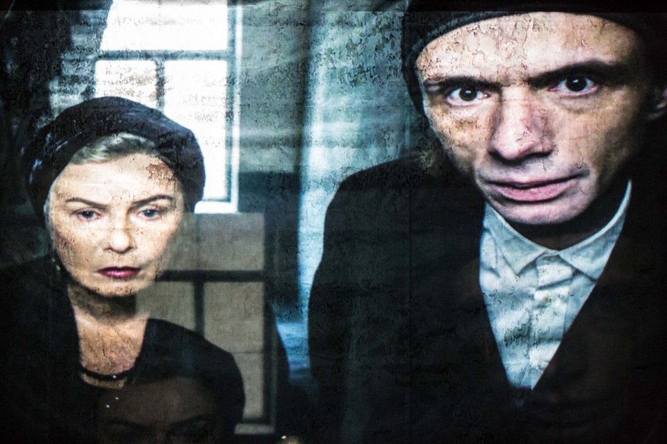 Η παράσταση έκανε πρεμιέρα στο Nowy Teatr του Krzysztof Warlikowski, στη Βαρσοβία