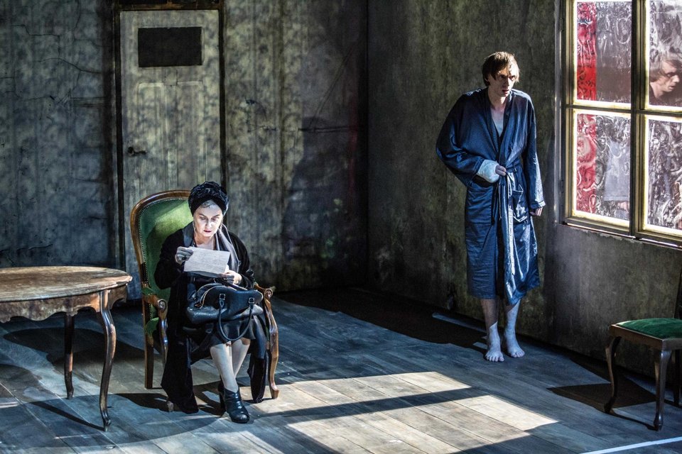 Τα φαινόμενα λογοκρισίας που πληθαίνουν στην Πολωνία κορυφώνεται σε μια πεντάωρη παράσταση, που παρουσιάζεται στην Κεντρική Σκηνή της Στέγης από 6 έως 10 Μαρτίου