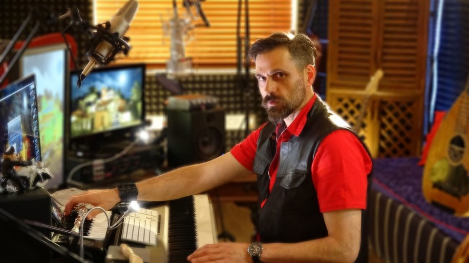 Σήμερα ζει και εργάζεται στα βουνά του Τροόδους της Κύπρου, όπου ίδρυσε μαζί με τον λογοτέχνη Πάμπο Κουζάλη τον μη κερδοσκοπικό πολιτιστικό οργανισμό «Παράκεντρο