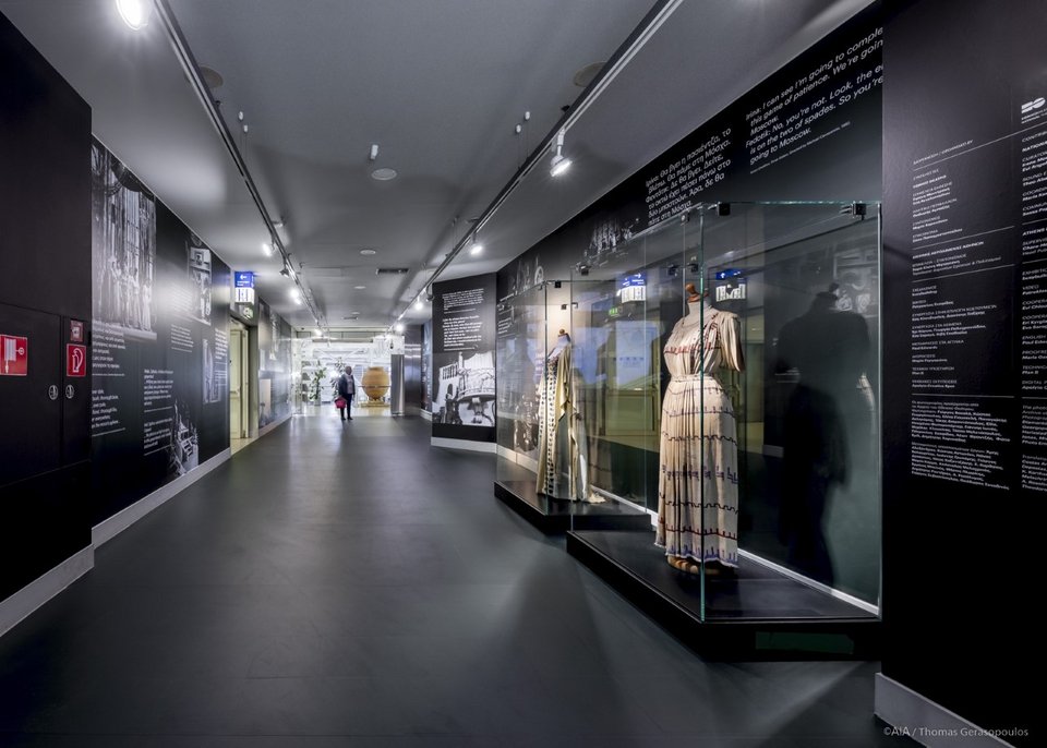 Κοστούμια από ιστορικές παραστάσεις του Εθνικού Θεάτρου στο «Ελ. Βενιζέλος» [εικόνες]  | iefimerida.gr 5