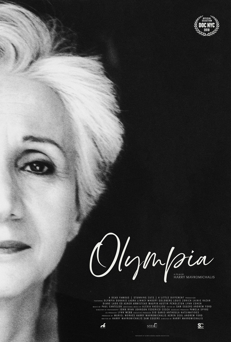 Η κάμερα ακολουθεί την Ολυμπία Δουκάκη σε διαφορετικούς ρόλους και ιδιότητες: αυτόν της ηθοποιού, της δασκάλας, της συζύγου, της μητέρας, της ακτιβίστριας
