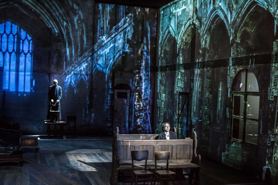 Μετά τον εκτοπισμό του από το Teatr Polski, ο Λούπα κατάφερε να ανεβάσει τη Δίκη χάρη στη στήριξη ευρωπαϊκών πολιτιστικών οργανισμών