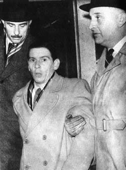 Αστυνομικοί οδηγούν τον Τίμοθι Έβανς στο αστυνομικό τμήμα του Νότινγκ Χιλ (Φωτογραφία αρχείου: Wikipedia)