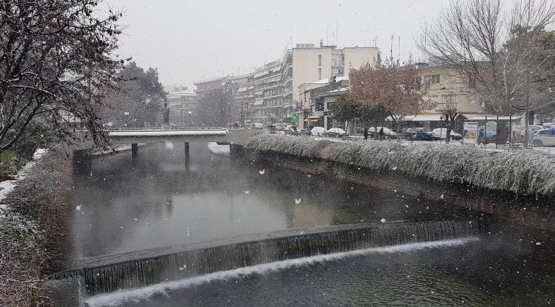 Χιονίζει και μέσα στα Τρίκαλα