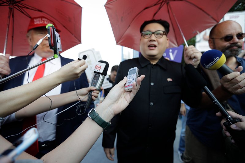 Προσήχθησαν οι σωσίες του Τραμπ και του Κιμ πριν πάνε για μασάζ στο Βιετνάμ - Πώς αντέδρασαν [εικόνες] | iefimerida.gr 1