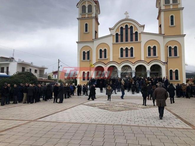 Ράγισαν «καρδιές» στην κηδεία του εύζωνα Σπύρου Θωμά -Συγκίνηση και βουβός θρήνος [εικόνες & βίντεο] | iefimerida.gr 3
