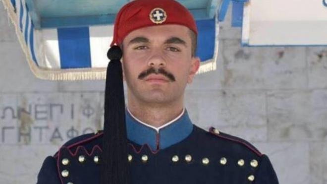 Ράγισαν «καρδιές» στην κηδεία του εύζωνα Σπύρου Θωμά -Συγκίνηση και βουβός θρήνος [εικόνες & βίντεο] | iefimerida.gr 4