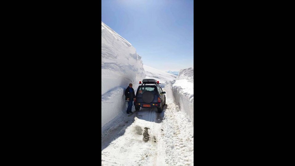 Σκηνικό αλά Ανταρκτική στο Βελούχι -6 μέτρα χιόνι! [εικόνες] | iefimerida.gr 3