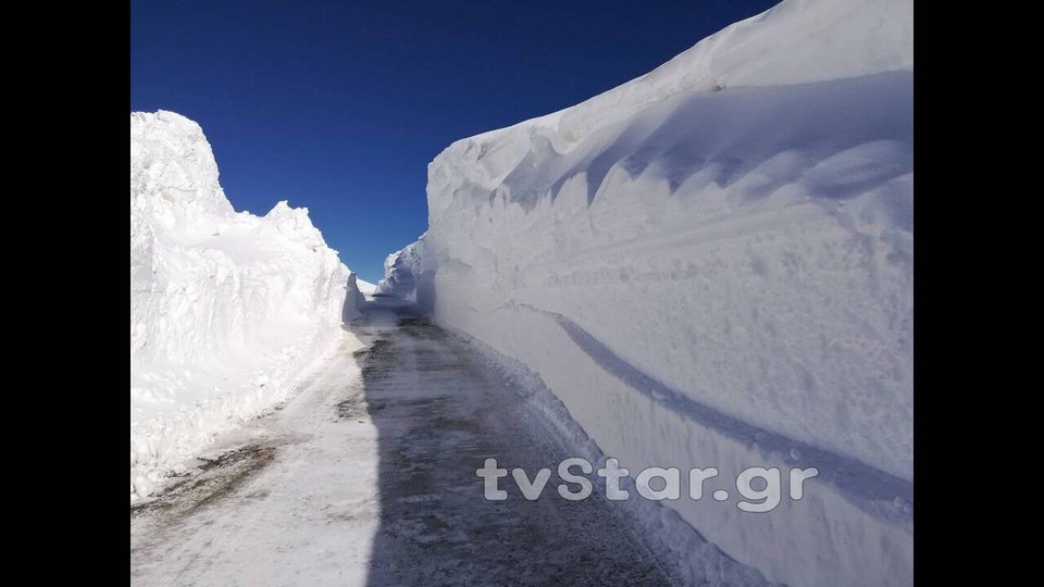 Σκηνικό αλά Ανταρκτική στο Βελούχι -6 μέτρα χιόνι! [εικόνες] | iefimerida.gr 4