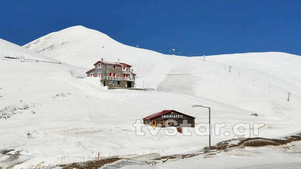 Σκηνικό αλά Ανταρκτική στο Βελούχι -6 μέτρα χιόνι! [εικόνες] | iefimerida.gr 1