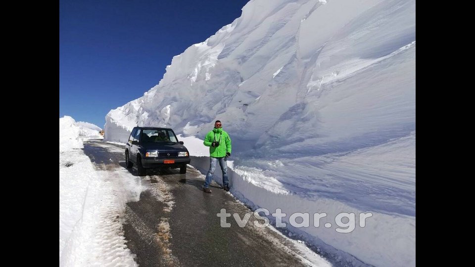 Σκηνικό αλά Ανταρκτική στο Βελούχι -6 μέτρα χιόνι! [εικόνες] | iefimerida.gr 8