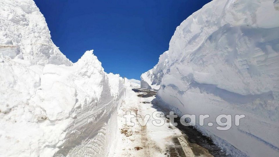 Σκηνικό αλά Ανταρκτική στο Βελούχι -6 μέτρα χιόνι! [εικόνες] | iefimerida.gr 2