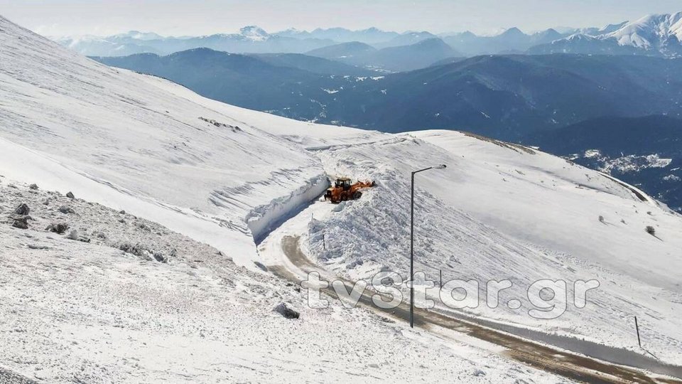 Σκηνικό αλά Ανταρκτική στο Βελούχι -6 μέτρα χιόνι! [εικόνες] | iefimerida.gr 5