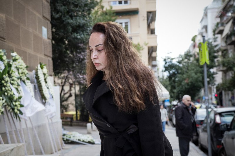 Η Βίκυ Σταμάτη στην κηδεία του Βασίλη Κόκκινου- φωτογραφία eurokinissi