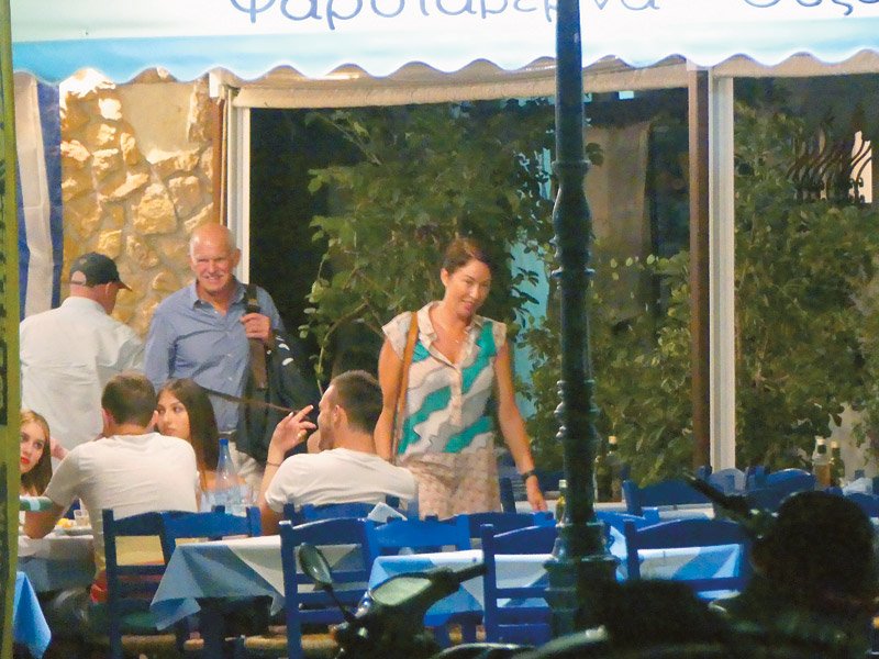 Η πρώτη κοινή δημόσια εμφάνιση: Ο Γιώργος Παπανδρέου με τη σύντροφό του Γουέντι και τα δύο παιδιά του [εικόνες] | iefimerida.gr 3