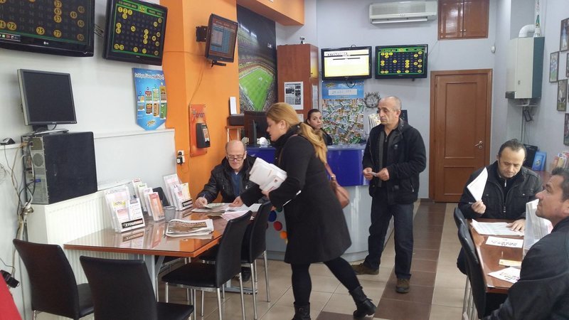 Φυλλάδια με το σύνθημα η Ελπίδα Ερχεται και σε πρακτορεία ΟΠΑΠ άφηνε η κυρία Χατζηγεωργίου