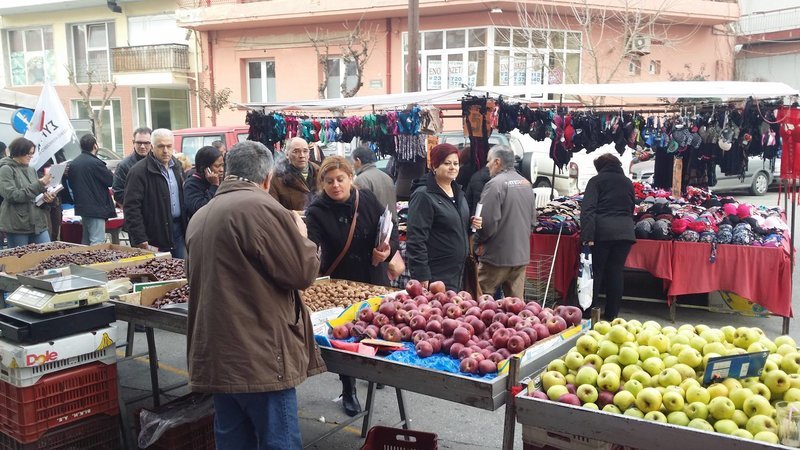 Σε λαϊκή αγορά η κυρία Χατζηγεωργίου μοιράζει φυλλάδια
