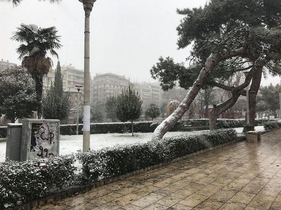 Ηδη εχουν βγει οι αλατιέρες και οι υδροφόρες του δήμου Θεσσαλονίκης δίνοντας μεγαλύτερο βάρος σε περιοχές όπως η Άνω Πόλη και οι 40 Εκκλησιές