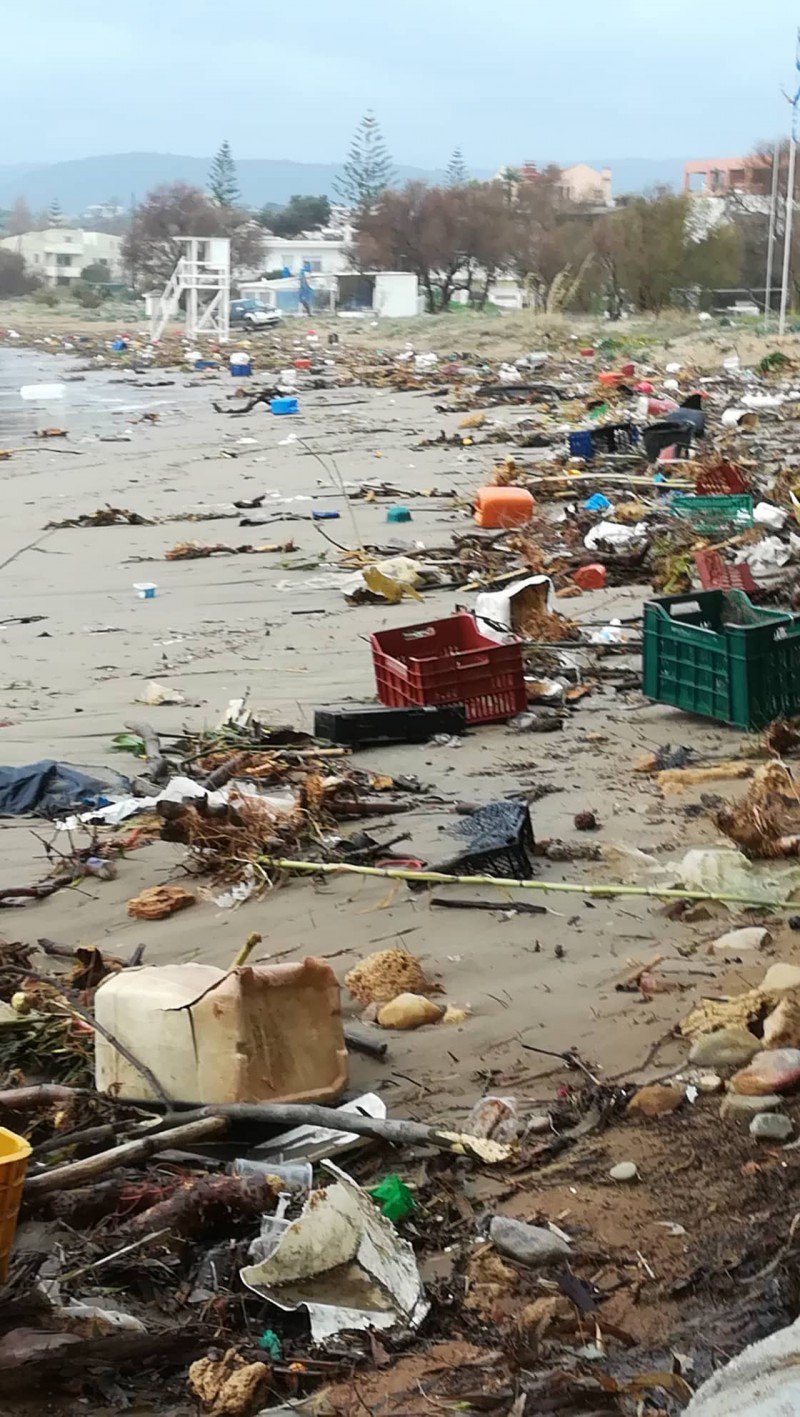 Η κακοκαιρία μετέτρεψε τις παραλίες στα Χανιά σε απέραντο σκουπιδότοπο [εικόνες & βίντεο] | iefimerida.gr 3