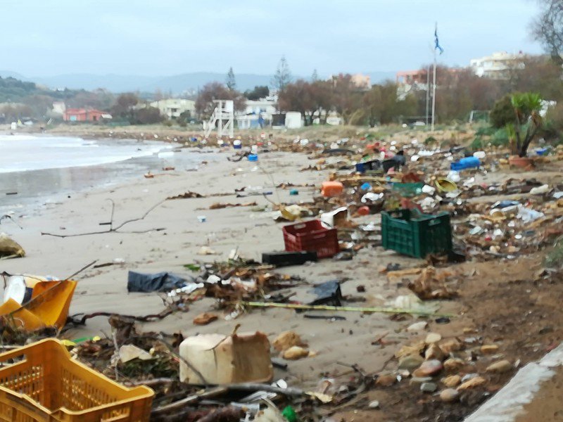 Η κακοκαιρία μετέτρεψε τις παραλίες στα Χανιά σε απέραντο σκουπιδότοπο [εικόνες & βίντεο] | iefimerida.gr 2