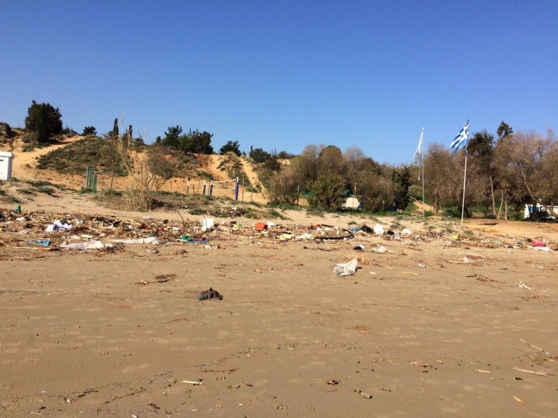 Η κακοκαιρία μετέτρεψε τις παραλίες στα Χανιά σε απέραντο σκουπιδότοπο [εικόνες & βίντεο] | iefimerida.gr 0